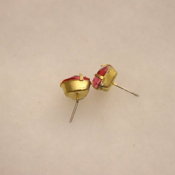 Pink red small heart stud earrings - Picture 3 of 4